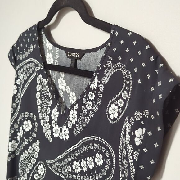 Express Black and white v neck Blouse - Picture 2 of 5